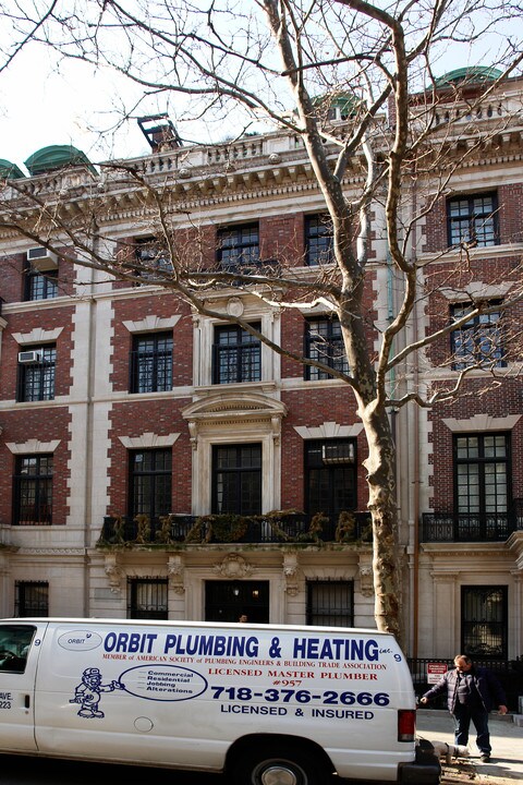 34 W 74th St in New York, NY - Building Photo