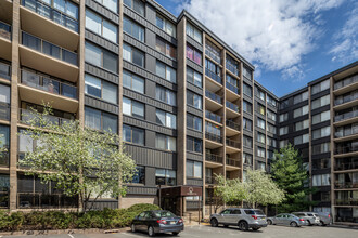 Park Hudson Apartments in North Bergen, NJ - Building Photo - Building Photo