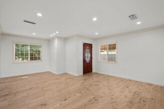 18621 Bryant St in Northridge, CA - Building Photo - Building Photo