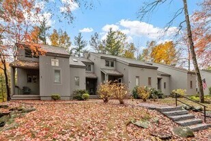 5 Brookside Dr in Stratham, NH - Building Photo