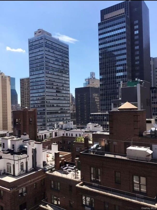 145 E 48th St in New York, NY - Building Photo - Building Photo