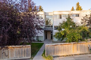 56 Hamlet Rd SW in Calgary, AB - Building Photo
