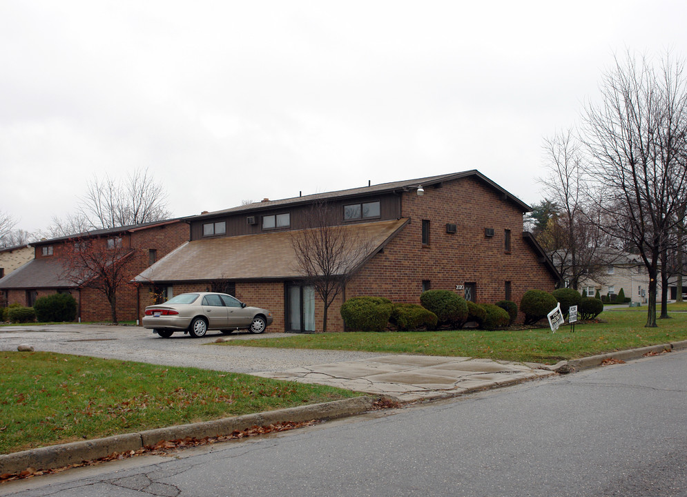 2020 Wolosyn Cir in Youngstown, OH - Foto de edificio