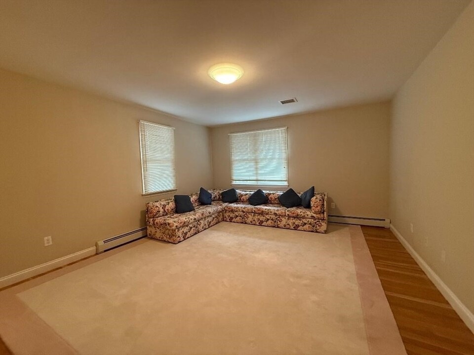 33 Redwood Rd, Unit #1 in Newton, MA - Foto de edificio