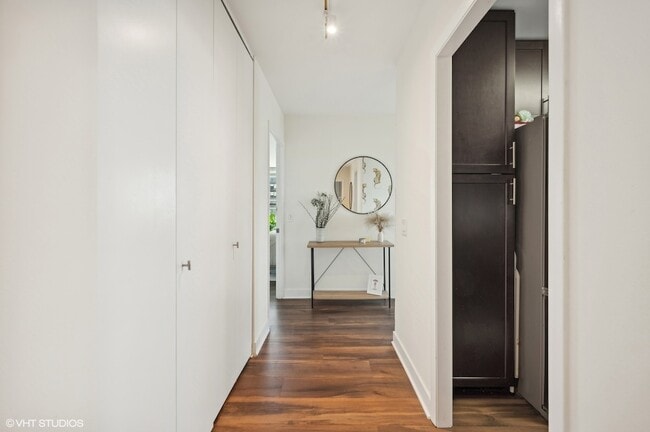 1560 N Sandburg Terrace, Unit 2401 in Chicago, IL - Building Photo - Building Photo