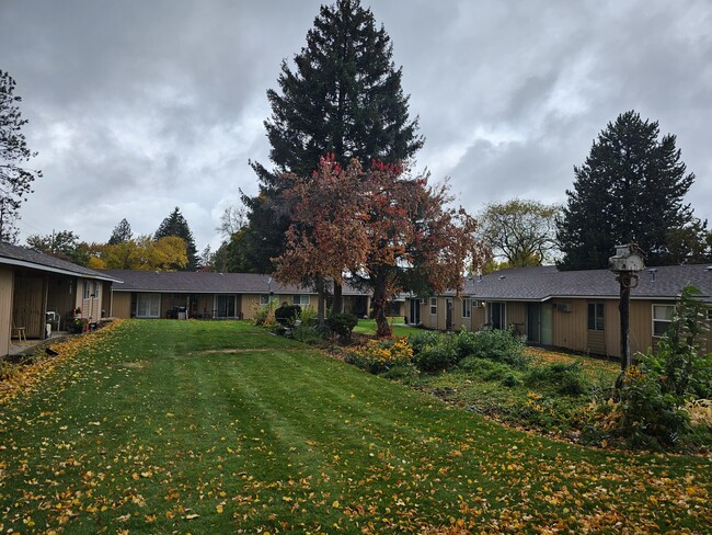 Regal Village in Spokane, WA - Foto de edificio - Building Photo