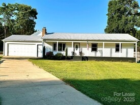 2054 Hickory Hills Dr in Denver, NC - Building Photo