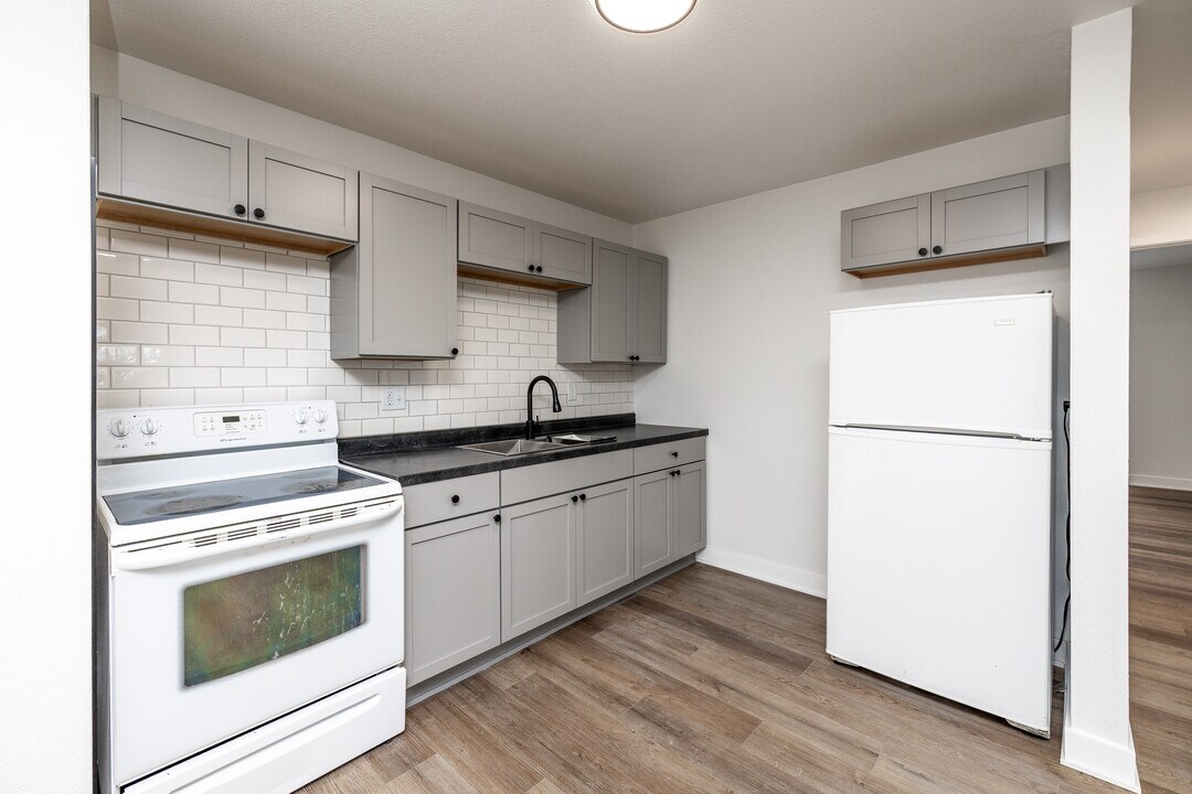 Crossroad Apartments in Des Moines, IA - Building Photo