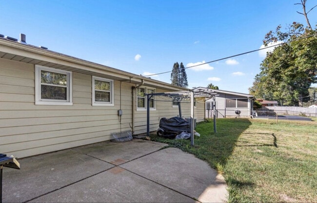 4012 Highcrest Rd in Rockford, IL - Building Photo - Building Photo