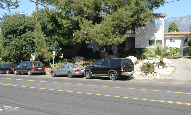 2737 Montrose Ave in Montrose, CA - Foto de edificio - Building Photo