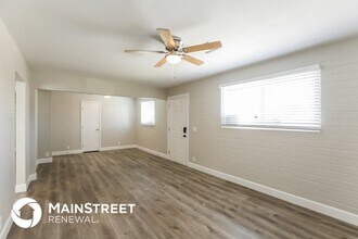 2011 E Burgess Ln in Phoenix, AZ - Building Photo - Building Photo