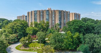 5904 Mt Eagle Dr in Alexandria, VA - Building Photo