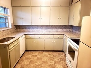 6556 St Moritz Ave in Dallas, TX - Foto de edificio - Building Photo