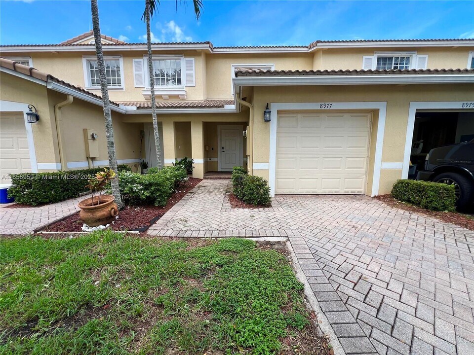 8977 Chambers St in Tamarac, FL - Building Photo