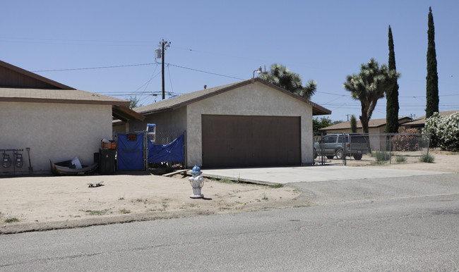 16503 Chestnut St in Hesperia, CA - Foto de edificio - Building Photo