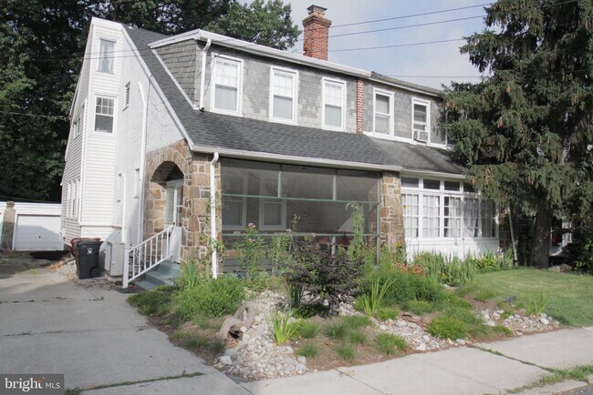 property at 804 W 21st St