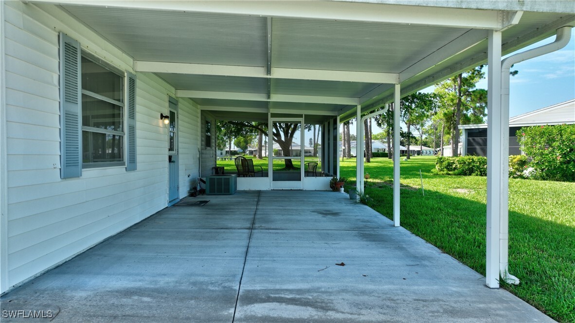 20 Pinewood Blvd in Lehigh Acres, FL - Foto de edificio