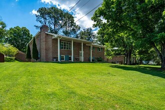 1003 Somerset Dr in Johnson City, TN - Building Photo - Building Photo