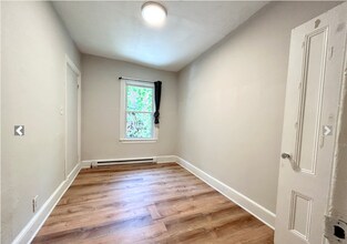 7 Warwick St, Unit 1 in Boston, MA - Foto de edificio - Building Photo