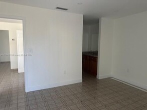 703 SW 100th Ct Cir in Miami, FL - Building Photo - Building Photo