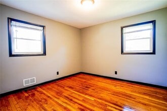 2877 Whispering Hills Dr in Atlanta, GA - Building Photo - Building Photo