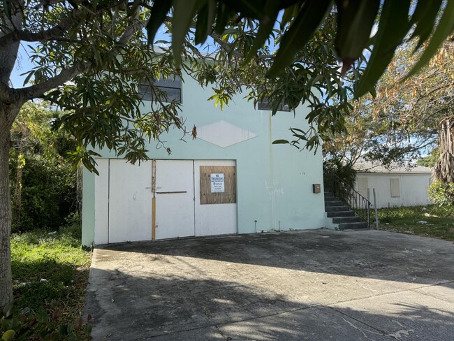 property at 413 N Sapodilla Ave