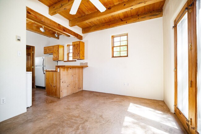 247 C Casados St in Santa Fe, NM - Foto de edificio - Building Photo