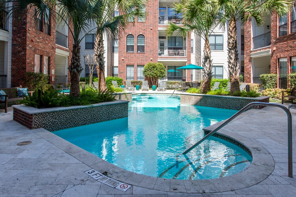 Forum on San Felipe Houston, TX Apartments