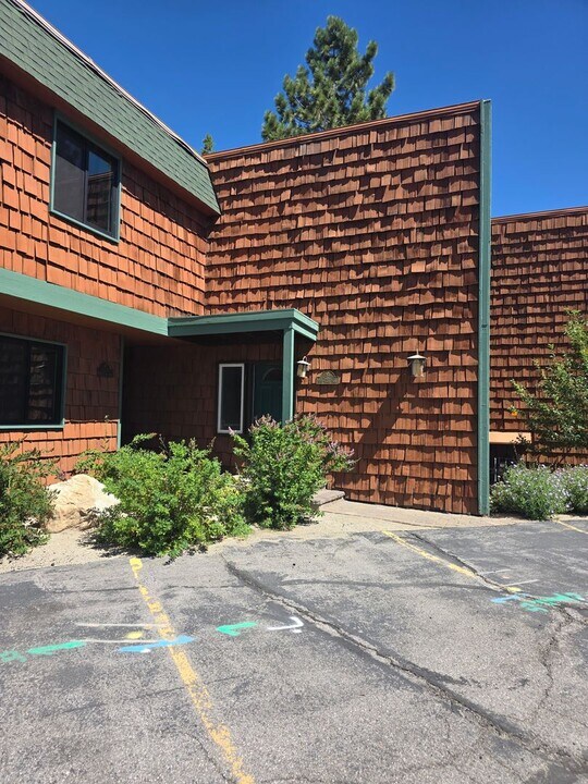 2081 Venice Dr in South Lake Tahoe, CA - Foto de edificio