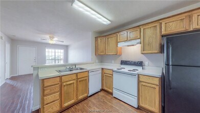 1509 Hollow Hill Dr, Unit D in Bryan, TX - Foto de edificio - Building Photo