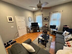 423 E 3rd St, Unit 1 in Boston, MA - Foto de edificio - Building Photo
