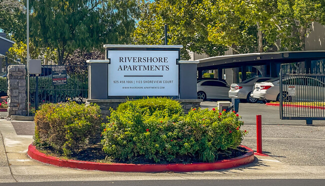 Rivershore photo'