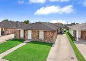 9104 Amour Dr in Chalmette, LA - Building Photo