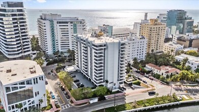 3200 Collins Ave, Unit 11-6 in Miami Beach, FL - Foto de edificio - Building Photo