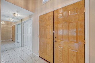 6317 W Canyon Ridge Dr in Las Vegas, NV - Building Photo - Building Photo