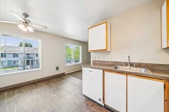 Bristol Court Apartments in Milwaukie, OR - Building Photo - Building Photo