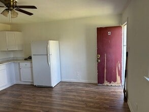 211 W Washington St in Seguin, TX - Foto de edificio - Building Photo