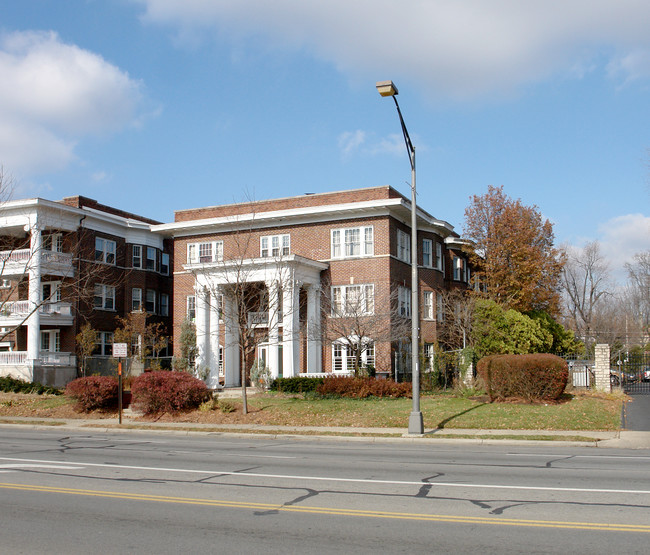 1560 E Broad St in Columbus, OH - Foto de edificio - Building Photo