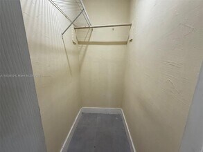 2339 NW 35th St in Miami, FL - Building Photo - Building Photo