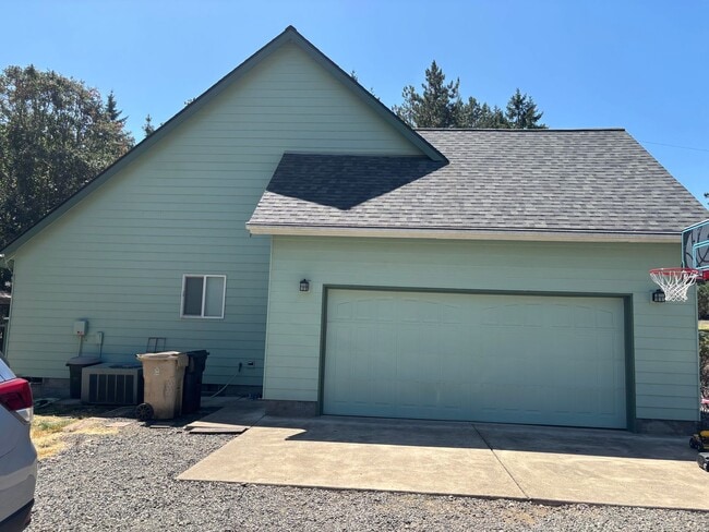 38641 First Creek Dr in Lebanon, OR - Building Photo - Building Photo