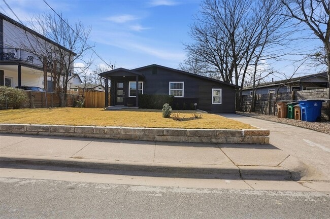 5601 Samuel Huston Ave in Austin, TX - Foto de edificio - Building Photo