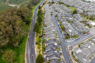 Village in the Park in Daly City, CA - Foto de edificio - Building Photo