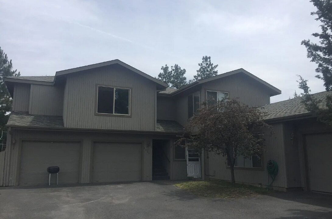 1121 NE Hidden Valley Dr in Bend, OR - Building Photo