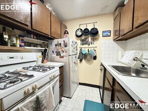 140 Kenrick St, Unit 27 in Boston, MA - Foto de edificio - Building Photo