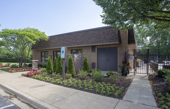 Valley Lo Towers in Glenview, IL - Building Photo - Building Photo