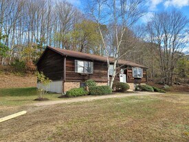 155 Flanders Rd in East Lyme, CT - Building Photo