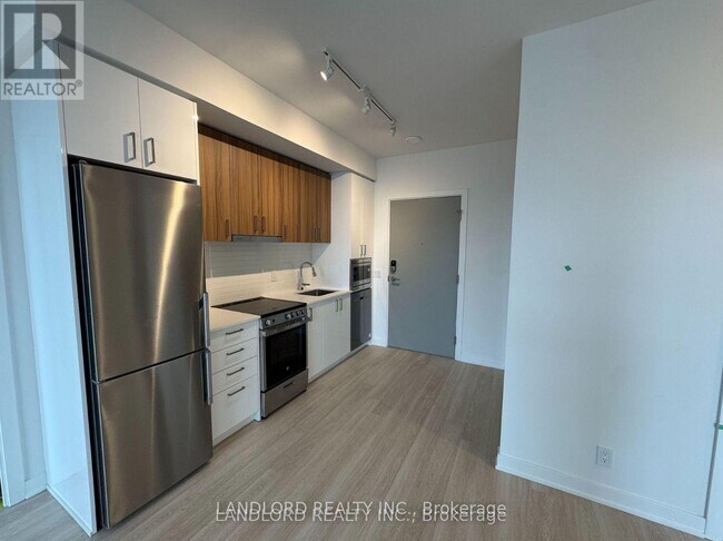 30 Upper Mall Wy in Vaughan, ON - Building Photo - Building Photo