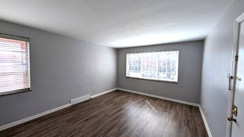 5825 Sunshine Dr in St. Louis, MO - Building Photo