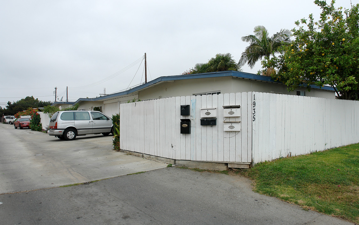 1935 Pomona Ave in Costa Mesa, CA - Foto de edificio