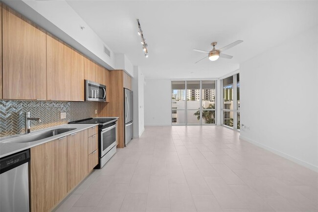 2150 N Bayshore Dr, Unit 0203 in Miami, FL - Building Photo - Building Photo